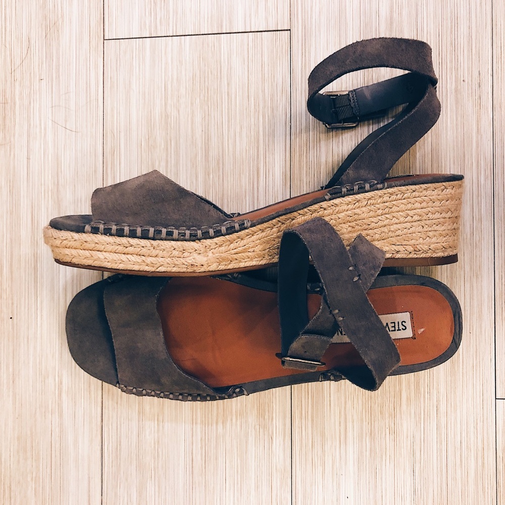 STEVE MADDEN gray wedges